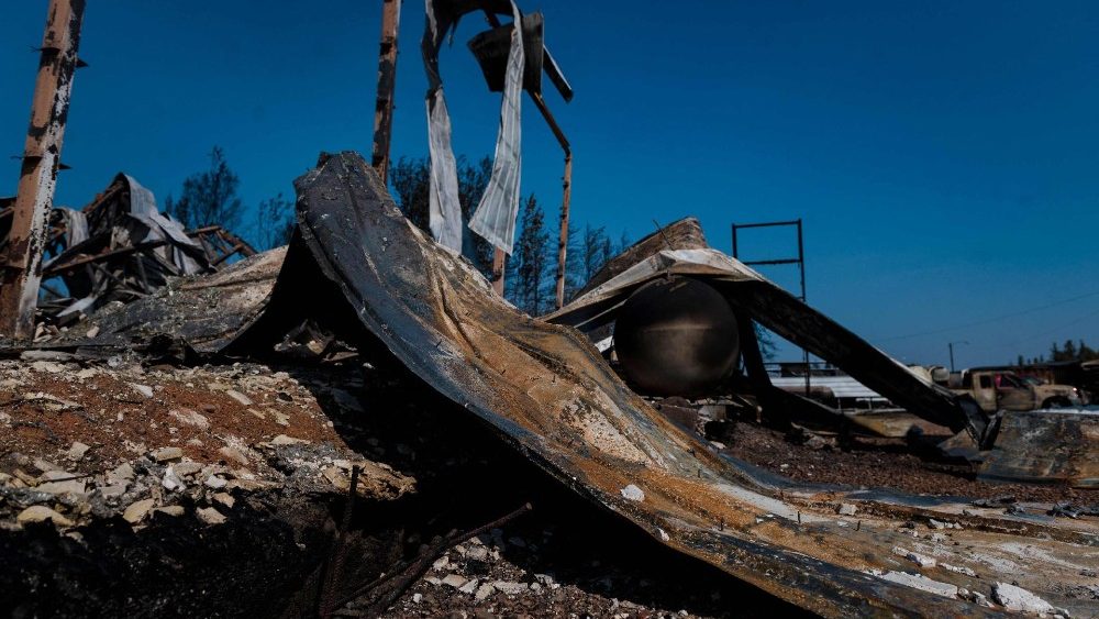 Restos carbonizados são vistos na beira da estrada ao lado da rodovia em Enterprise, Territórios do Noroeste, Canadá, em 20 de agosto de 2023. Enterprise e Hay River receberam ordens de evacuação antes da cidade de Yellowknif. (Photo by ANDREJ IVANOV / AFP)