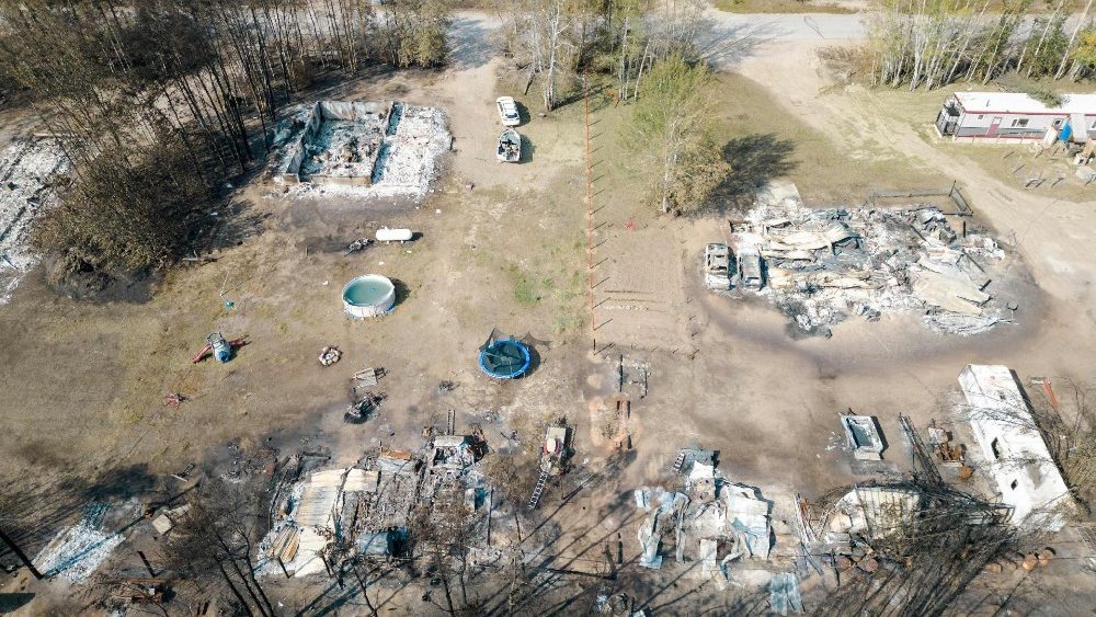 Uma vista aérea mostra restos carbonizados na beira da estrada ao lado da rodovia em Enterprise, Territórios do Noroeste, Canadá, em 20 de agosto de 2023.  (Photo by ANDREJ IVANOV / AFP)