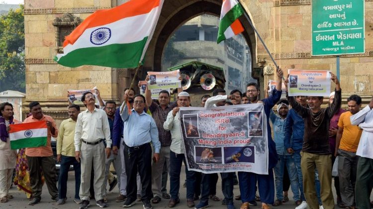 Die erfolgreiche Landung  von „Chandrayaan-3" wird gefeiert