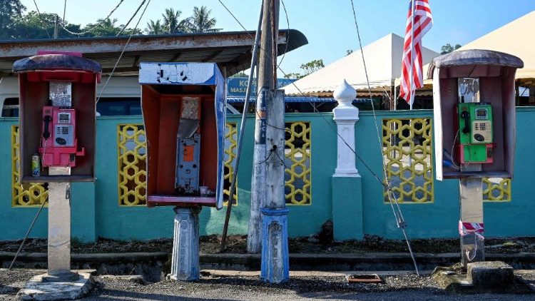 Münztelefone vor einer Moschee in Malaysia