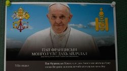 Poster papeževega apostolskega potovanja v Mongoliji na stopnišču neke stavbe v Ulan Batorju.