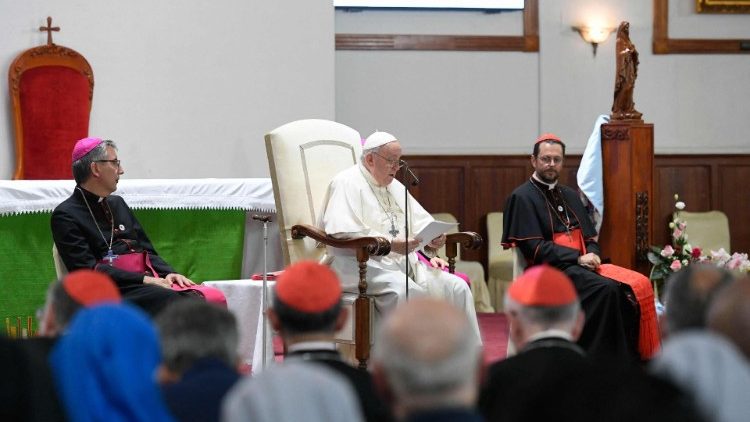 मंगोलिया के धर्माध्यक्षों के साथ संत पापा फ्राँसिस