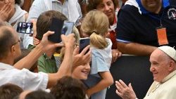 Papst Franziskus mit Kindern bei einer Audienz im Vatikan 2023