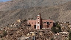 Escombros cobrem uma encosta na vila de Amerzegan, na região de Ighli, no Marrocos atingido pelo terremoto em 11 de setembro de 2023. (Photo by FADEL SENNA / AFP)