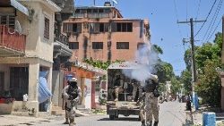 Dans leur message, les évêques appellent la police à devenir l'alliée de la population. Ici face à des manifestants contre la vie chère de Petit-Goave, le 14 septembre 2023. 