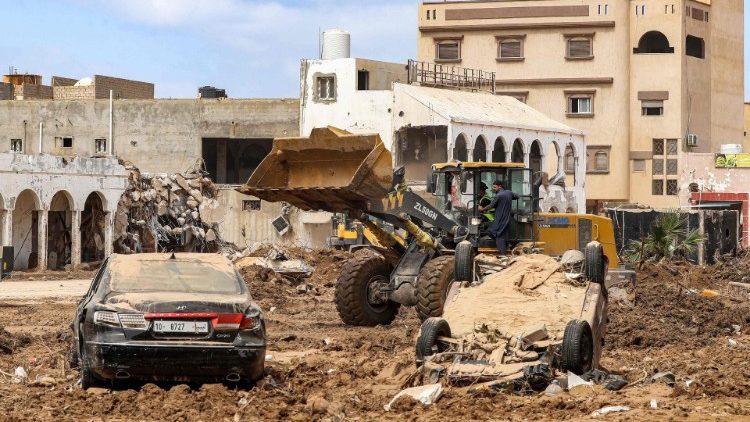 Une pelleteuse fouille les décombres à Derna, le 18 septembre. 