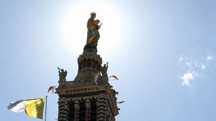 Die Basilika "Notre Dame de la Garde" mit Vatikanflagge