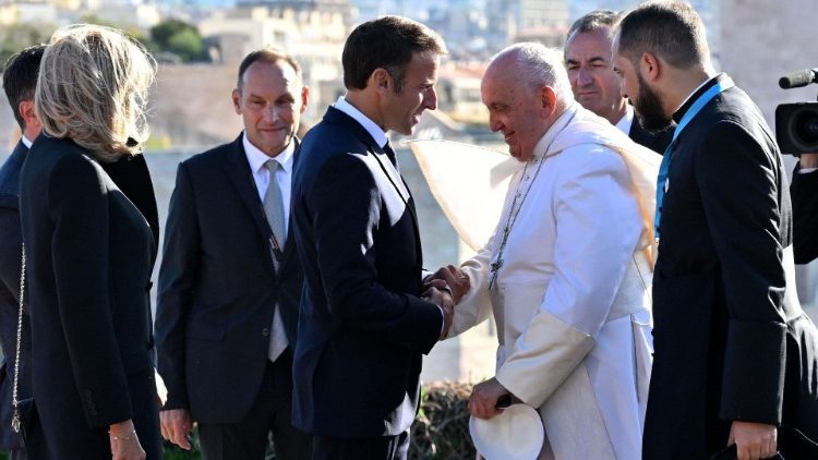 फ्राँस के राष्ट्रपति एम्मानुएल माक्रोन से मुलाकात करते संत पापा फ्राँसिस