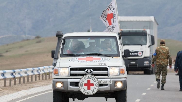 Delegation des Roten Kreuzes auf dem Weg nach Berg-Karabach