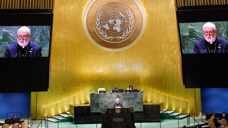 Архиєпископ Пол Р. Ґаллаґер виступає з трибуни ООН