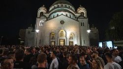 Trauernde versammelten sich am 27. September 2023 in Belgrad, um Kerzen für die Getöteten anzuzünden.