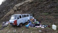 Ein verlassener Kleinbus, der von fliehenden Armeniern zurückgelassen wurde, steht am 3. Oktober 2023 während einer von der aserbaidschanischen Regierung organisierten Medienreise in der von Aserbaidschan kontrollierten Region Berg-Karabach am Straßenrand, der zum Lachin-Korridor führt.