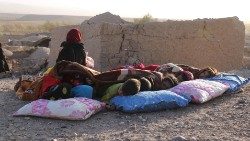 Nach dem Erdbeben in Afghanistan: Kinder ruhen sich unter einer Decke neben beschädigten Häusern aus
