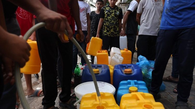 Maji ni uhai, maji ni chakula , usimwache mtu nyuma.