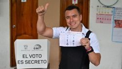 Il presidente ecuadoriano neoeletto vota nel collegio elettorale di Olòn (provincia di Santa Elena) indossando un giubbotto antiproiettile