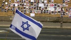 Des photos d'otages israéliens devant le ministère de la Défense à Tel -Aviv.
