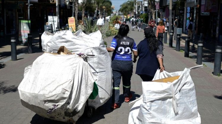 Una forma di povertà: due "cartoneras" al lavoro in provincia di Buenos Aires