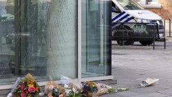 Blumen vor dem Gebäude, in dem zwei Schweden von einem Mann ermordet wurden, der sich zum Islamischen Staat bekennt hatte.