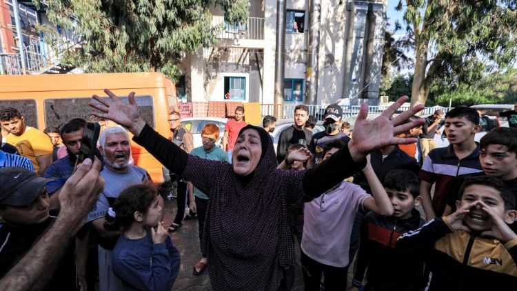 Vor dem zerstörten Krankenhaus in Gaza, am Dienstagabend