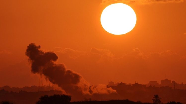 Humo en el norte de la Franja de Gaza durante un bombardeo