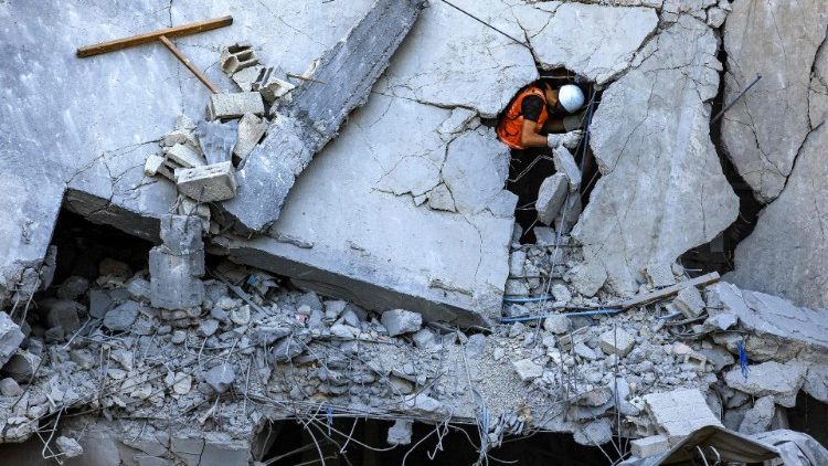 Searching for victims and survivors in Khan Younis