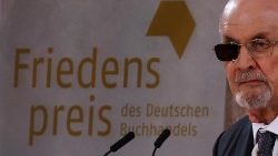 Salman Rushdie bei der Preisverleihung in der Paulskirche