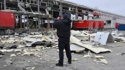 Edificio bombardato nella regione ucraina di Kharkiv