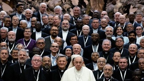 Członkowie Synodu o synodalności z Papieżem Franciszkiem, 23 października 2023 r. 