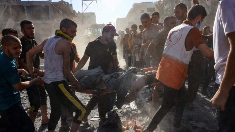 इस्राएल द्वारा गाजा पर हमले के बाद राहत कार्य में लगे लोग