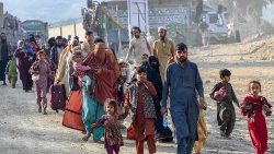 Afghan refugees in Pakistan, facing deportation, walk back toward the border 