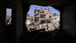 가자지구의 부서진 건물 잔해