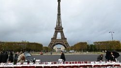 Table présentant des images d'otages pris par le Hamas, lors d'une conférence de presse du CRIF (Conseil représentatif des institutions juives de France) pour appeler à leur libération, devant la Tour Eiffel à Paris, le 9 novembre 2023. 