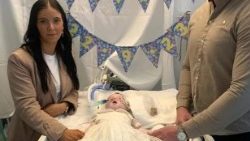 Die Eltern mit der acht Monate alten, schwerkranken Indi Gregory im Krankenhaus - nachdem lebenserhaltende Maßnahmen eingestellt wurden, starb das Baby