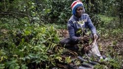 Una donna keniana nella foresta