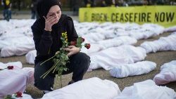 Kvinna sörjer vid en avliden kropp i Gaza 