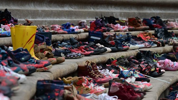 Mit dem Aufstellen von Kinderschuhen vor dem Pr&auml;sidentenpalast von Chile fordern Demonstranten eine Waffenruhe im Gazastreifen