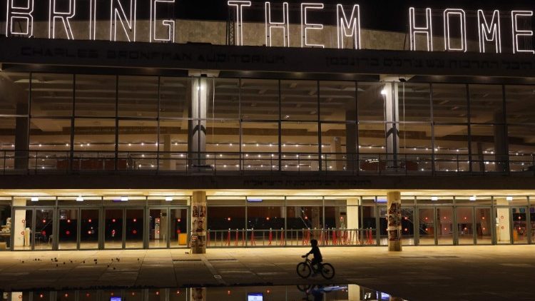 Instaliación luminosa en Tel Aviv por la liberación de los rehenes 
