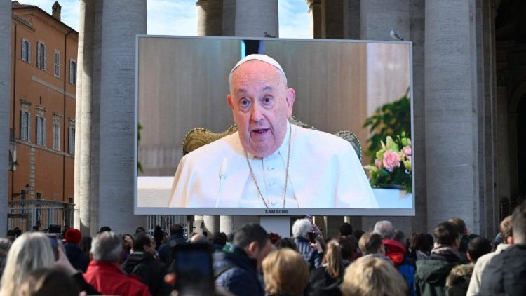 Per Videoschaltung am Petersplatz präsent: Papst Franziskus
