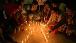 Un grupo de médicos y enfermeros indios recuerdan los fallecidos por el sida.