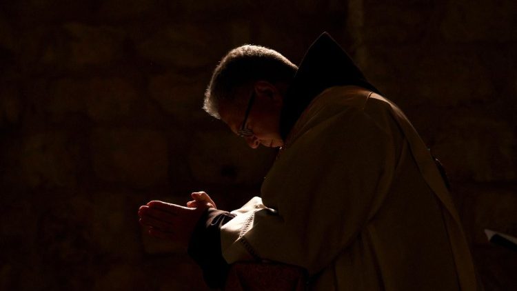 Pater Patton betet in der Geburtskirche in Bethlehem