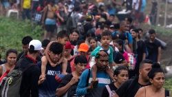 Migrantes en la frontera entre Panamá y Colombia.