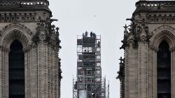 O presidente francês Emmanuel Macron (C) visita as obras de reconstrução e a cruz no topo da torre recém-reconstruída, na Catedral de Notre-Dame de Paris, na Ile de la Cité, em Paris, em 8 de dezembro de 2023. (Foto de Ludovic MARIN / AFP)