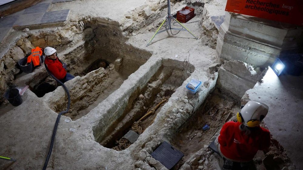 Arqueólogos do Instituto INRAP trabalham em esqueletos do cemitério descoberto na nave da Catedral de Notre-Dame de Paris durante sua reconstrução, na Ile de la Cité em Paris, em 8 de dezembro de 2023. (Foto de SARAH MEYSSONNIER / POOL / AFP)