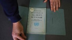A capa da "Declaration Universelle des Droits de l'Homme", exposta por um funcionário da Bibliotheque Nationale de France em Paris. (Photo by Dimitar DILKOFF / AFP)