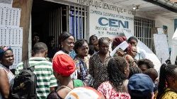 Vor einem Büro der Wahlkommission CENI in Kinshasa