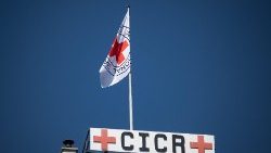 Bandeira da Cruz Vermelha hasteada no alto de sua sede, em Genebra (Photo AFP/ Fabrice Coffrini)