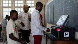 Wahlbeobachter der Unabhängigen Nationalen Wahlkommission (CENI) bei einem Training in einem Wahlbüro in Lubumbashi