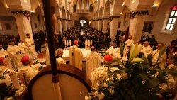 Patriarca Latino de Jerusalém Pierbattista Pizzaballa preside Santa Missa na Igreja da Natividade, em Belém, em 25/12/2023. (Photo by AFP/Hazem Bader)