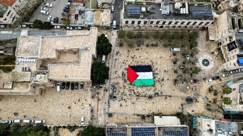 L’aumônier apostolique auprès de familles endolories par la guerre en Terre Sainte