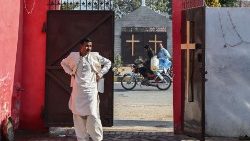 Ein Mann vor der wiederaufgebauten presbyterianischen Kirche in Jaranwala. Mehr als 80 christliche Häuser und 19 Kirchen wurden am 16. August 2023 bei einem stundenlangen Aufstand in Jaranwala in der Provinz Punjab verwüstet.